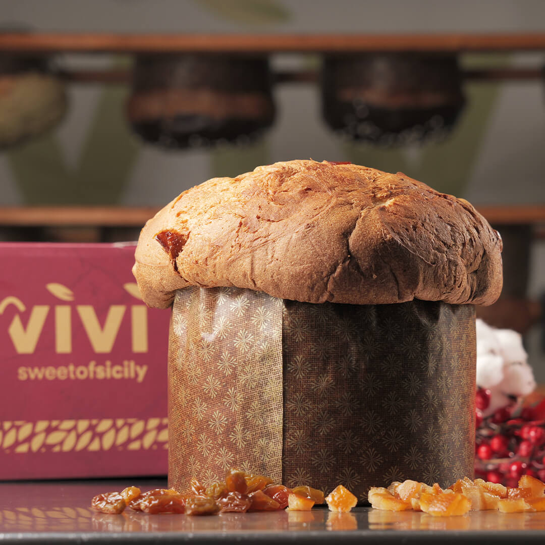 Panettone artigianale in carta decorata, con uvetta e canditi.