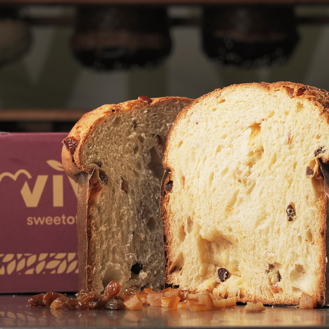 Due fette di panettone con uvetta e canditi.